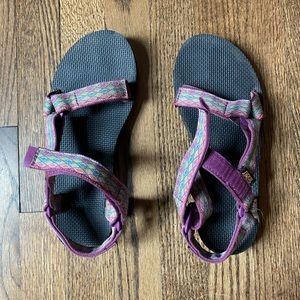 Women’s Tevas Size 8